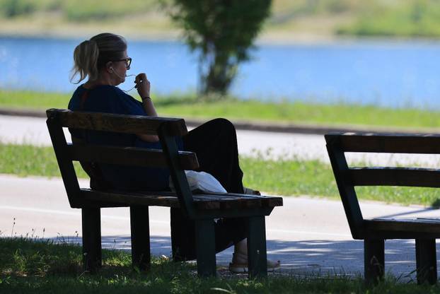 Zagreb: Građani osvježenje potražili na Jarunskom jezeru