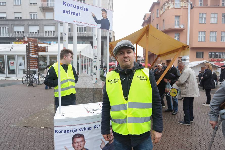Zagreb: Dario Juričan prikuplja potpise za predsjeničke izbore na Trgu bana Jelačića
