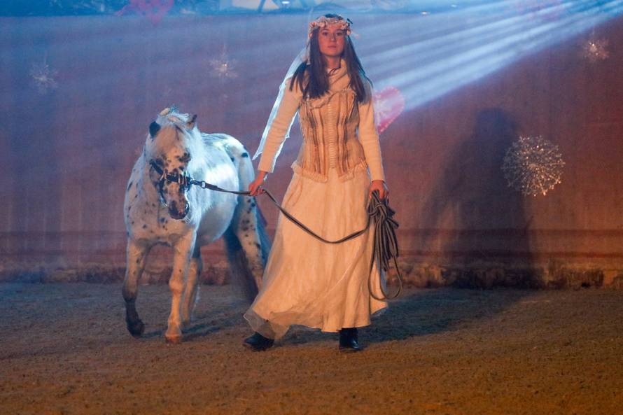 Održan Božićni bal lipicanaca u đakovačkoj Ergeli 