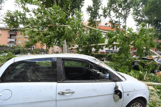 Oluja pogodila Rim, velika šteta u gradu