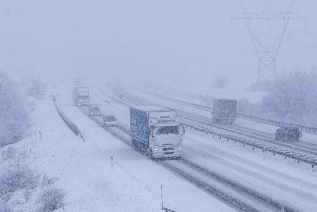 Zimski uvjeti na A1 između čvora Perušić i čvora Gospić