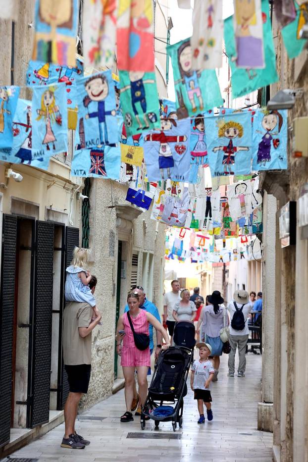 Šibenik: Šarene zastavice najavljuju po?etak 65. Me?unarodnog dje?jeg festivala