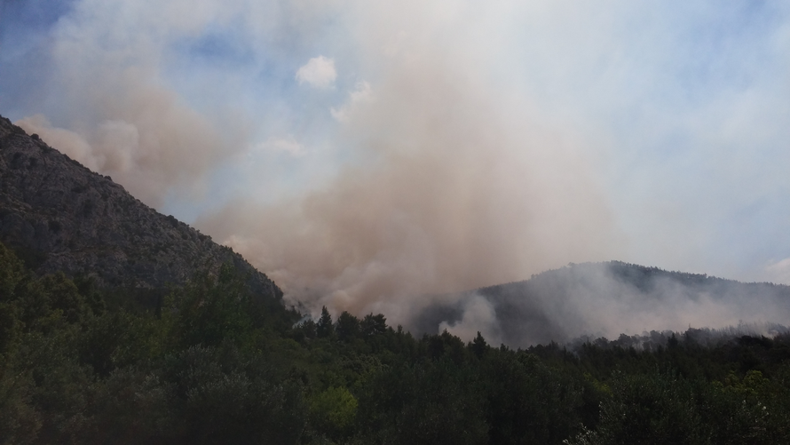 Kanader pomaže u gašenju, u Makarsku stiže i 150 vojnika