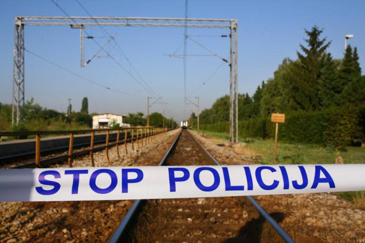 Pješak (79) poginuo u naletu vlaka: Prelazio je prugu izvan obilježenog prijelaza