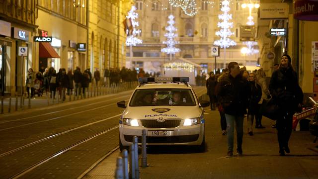 Barikade, psi napadači...: Kako policija čuva Advent u Zagrebu
