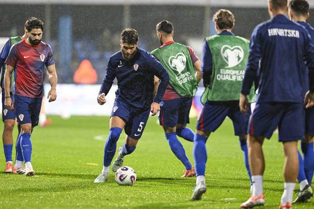 Podgorica: Zagrijavanje igrača prije početka utakmice Crna Gora - Hrvatska