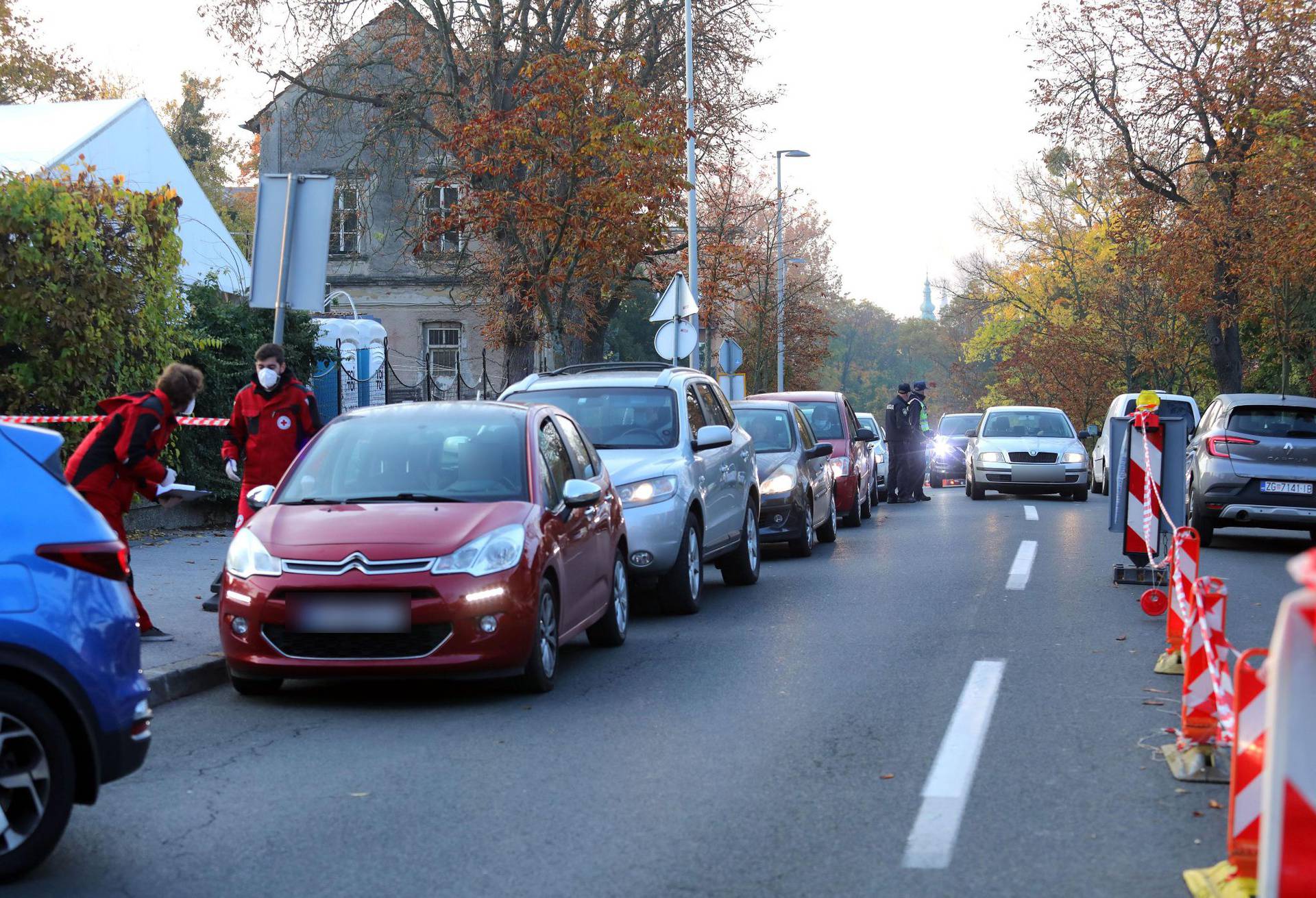 FOTO Ogromne gužve i redovi za korona testiranje u Zagrebu