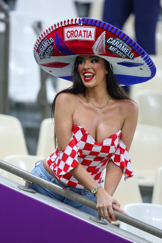 KATAR 2022 - Ivana Knoll na tribinama u društvu navijača pozirala  fotografima