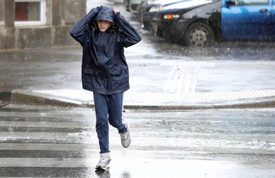 Zagrepčane iznenadio pljusak, tuča i grmljavina poharali Pulu