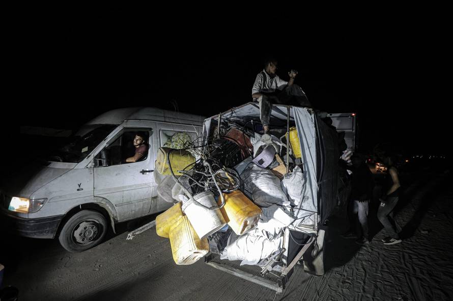 Palestinians flee northern Gaza southward amid Israeli attacks