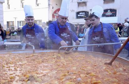 U Splitu građanima podijeljeno pet tisuća porcija bakalara i fritula