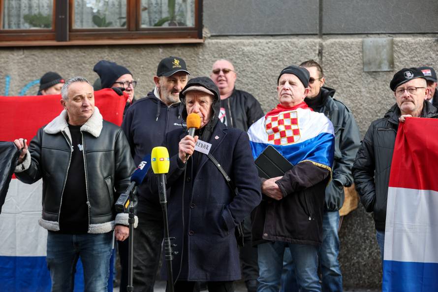 Prosvjednici  su stigli pred stan Tomislava Tomaševića i najavili  da će pjevati Thompsonove pjesme 