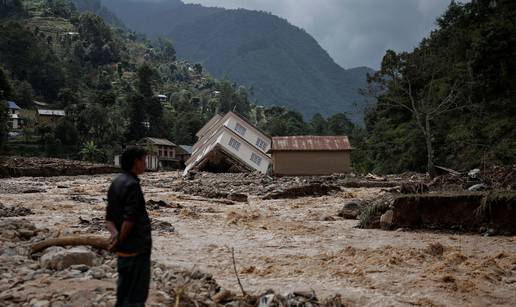 FOTO Katastrofa u Nepalu: Više od 200 mrtvih, poplave i bujice sve gore,  mnogi ostali zatrpani