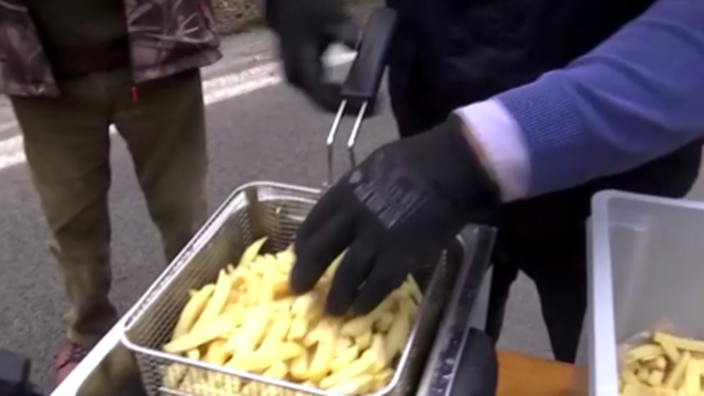 VIDEO Belgijski farmeri dijele krumpiriće uz blokirane ceste
