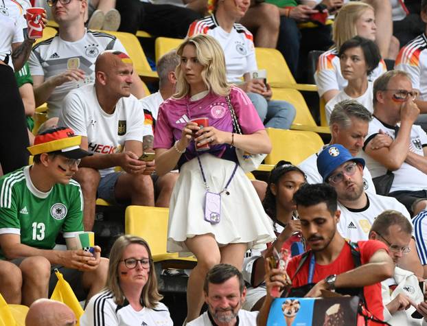Fußball, Herren, Saison 2023/24, Euro EM 2024 (Achtelfinale in Dortmund), Deutschland - Dänemark (2:0), Anika, Frau von