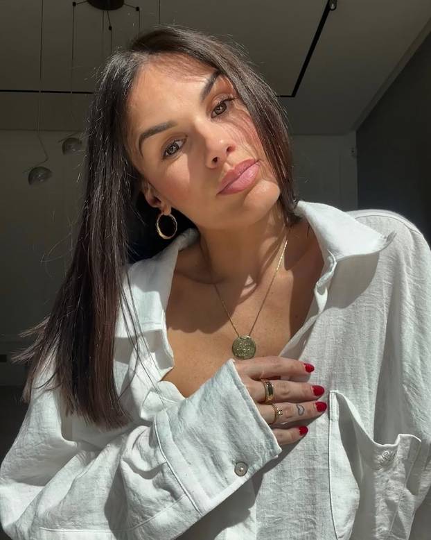 Supruga bivšeg dinamovca je zabljesnula na crvenom tepihu: Hvali se i fotkama u badiću!