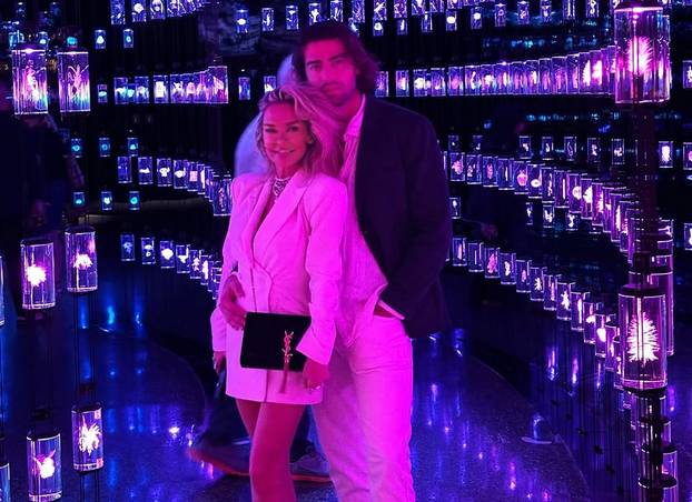 Za njih nema hladnoće i magle! Šime i Maja u badićima pozirali kraj bazena, 'padali' i zagrljaji