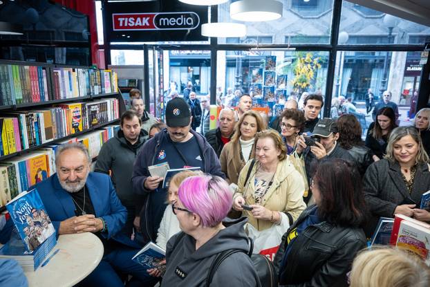Zagreb: Članovi benda Novi fosili potpisivali svoju novu knjigu te se družili s obožavateljima
