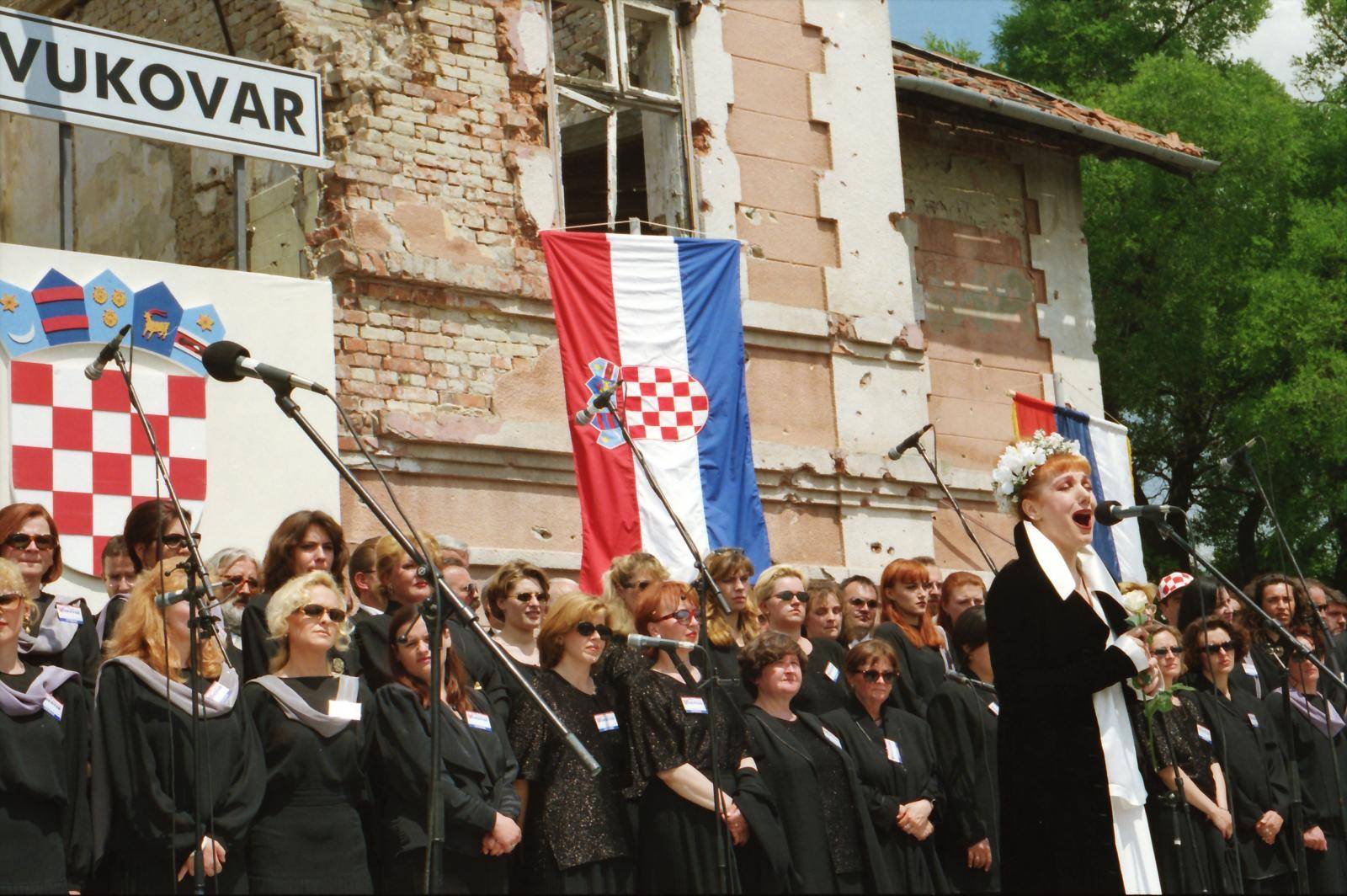 Povratak u napaćeni grad heroj: Vlak mira krenuo je za Vukovar, pjevalo se i klicalo slobodi...