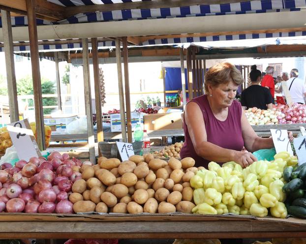 FOTO Krumpira, luka, rajčica i lubenica! Pogledajte cijene voća i povrća na šibenskoj tržnici