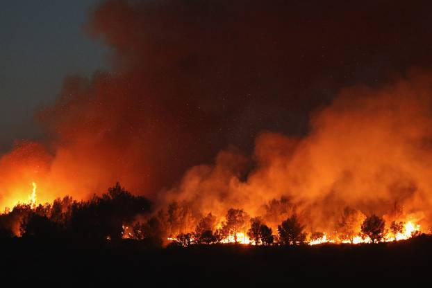 Požar se zbog jakog vjetra proširio na brdo pored Zatona