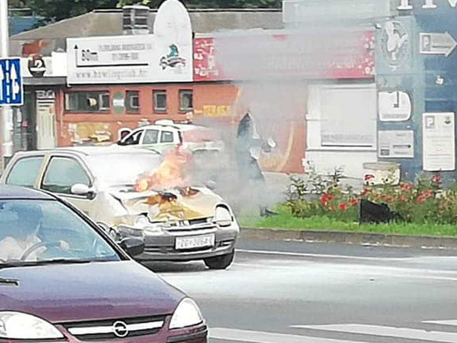 Prometna nesreća u Zagrebu:  Twingo je nakon sudara planuo