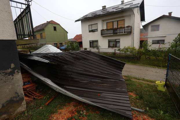 Snažno nevrijeme pra?eno kišom i olujnim vjetrom protutnjalo je Karlovcem i okolicom.