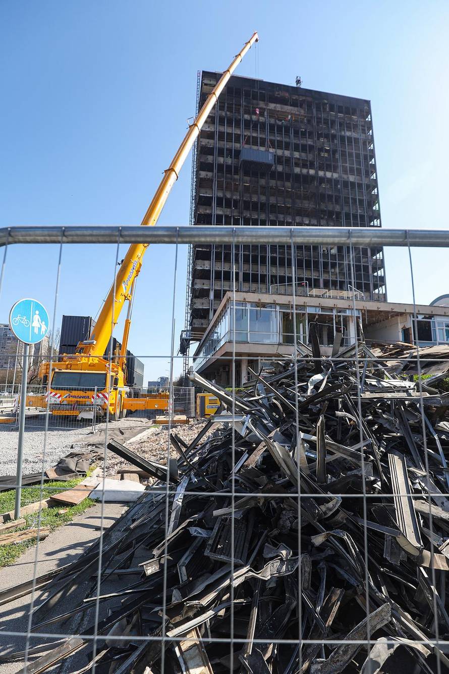 Vjesnikov neboder radnici pripremaju za rušenje