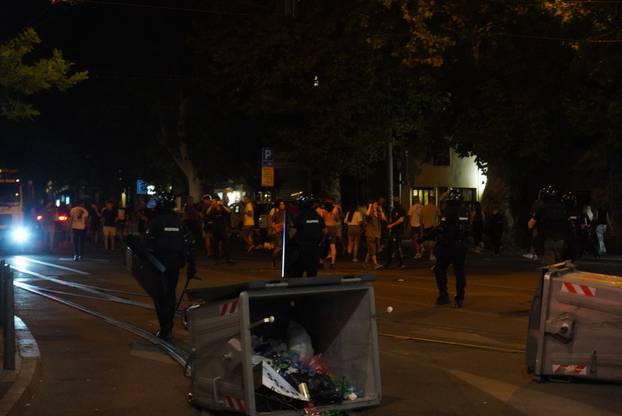 Beograd: Žandarmerija je uništila blokadu kod Strojarskog fakulteta i krenula prema Pravnom