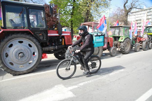 Beograd: Pripreme za trodnevni skup Pokreta za narod i drzavu ispred Narodne skupštine 