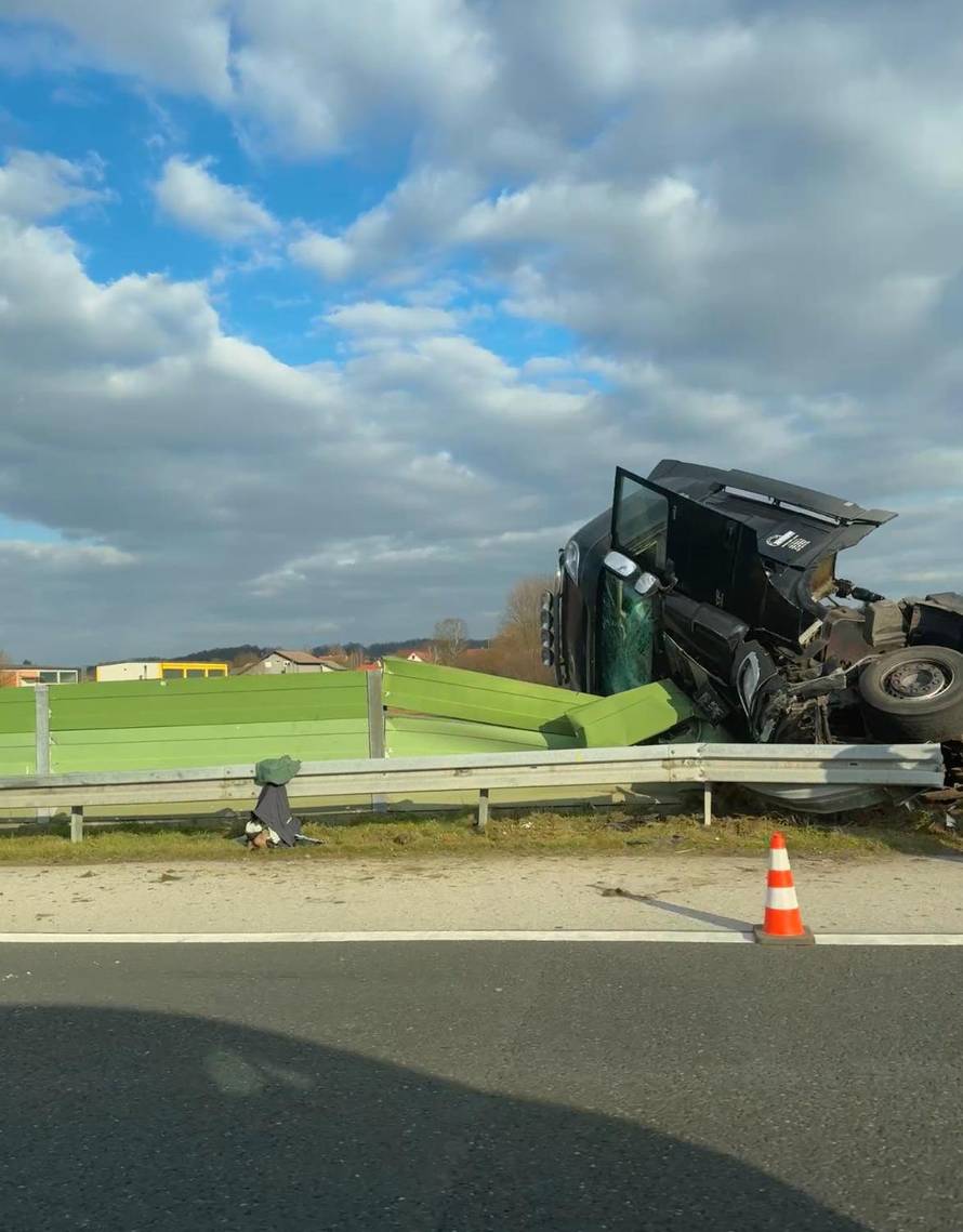 Dramatične fotografije s A4: Kamionu pukla guma u vožnji! Sletio s ceste pa probio ogradu