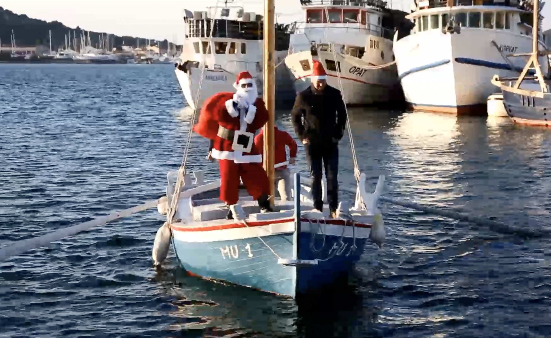 Prekrasna čarolija na Murteru: Djed Božićnjak stigao brodom