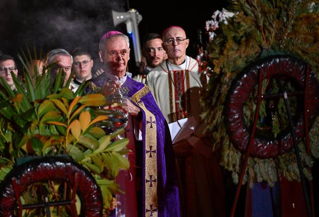 Paljenje svijeća na gradskom groblju Mirogoj