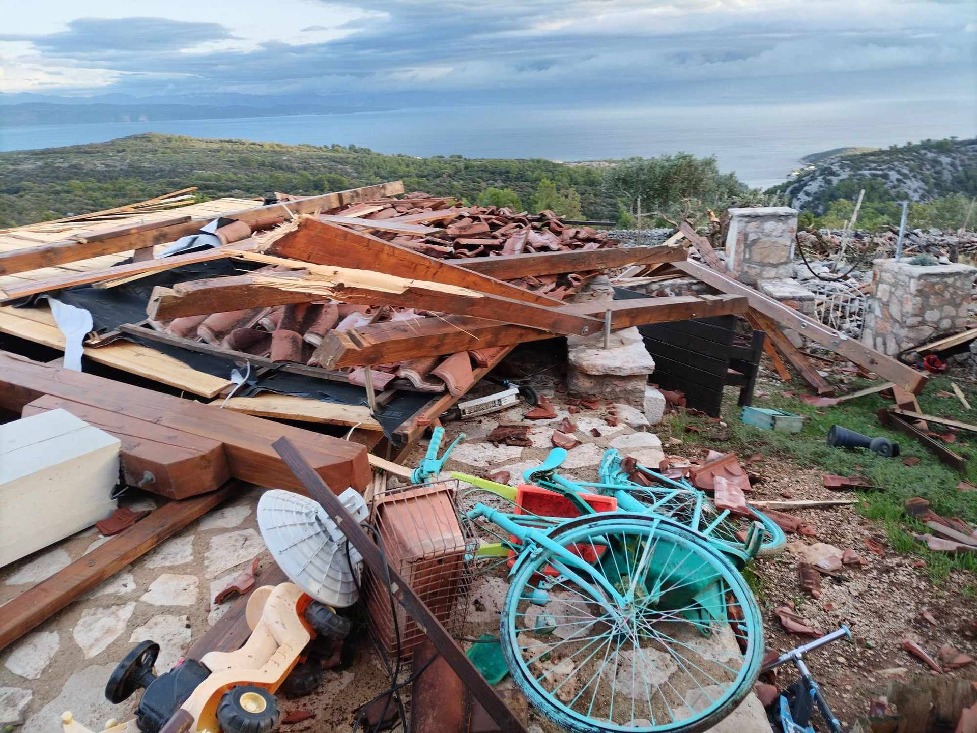 Snažan vrtlog na Hvaru uništio pola obiteljskog imanja, stari drveni brod još nisu pronašli