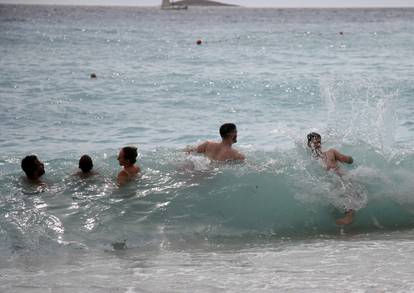 FOTO Puna plaža u Primoštenu