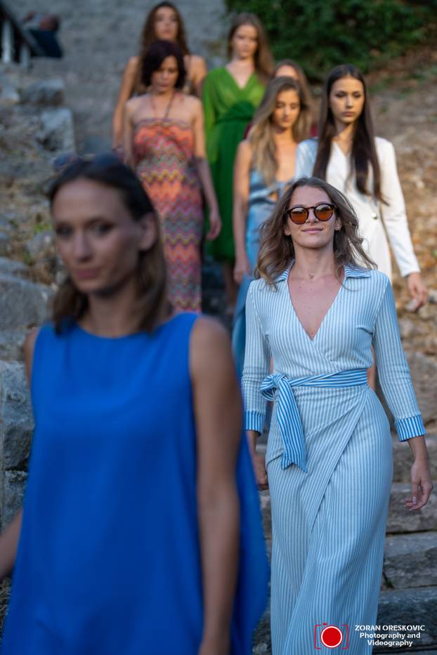 FOTO Karlobag zasjao u znaku mode i glazbe: Duchess revija i koncert Nine Badrić na Fortici