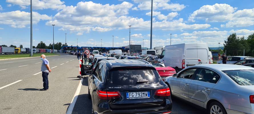 Svi idu u Hrvatsku: 'Mi čekamo četiri sata i tek smo na sredini'