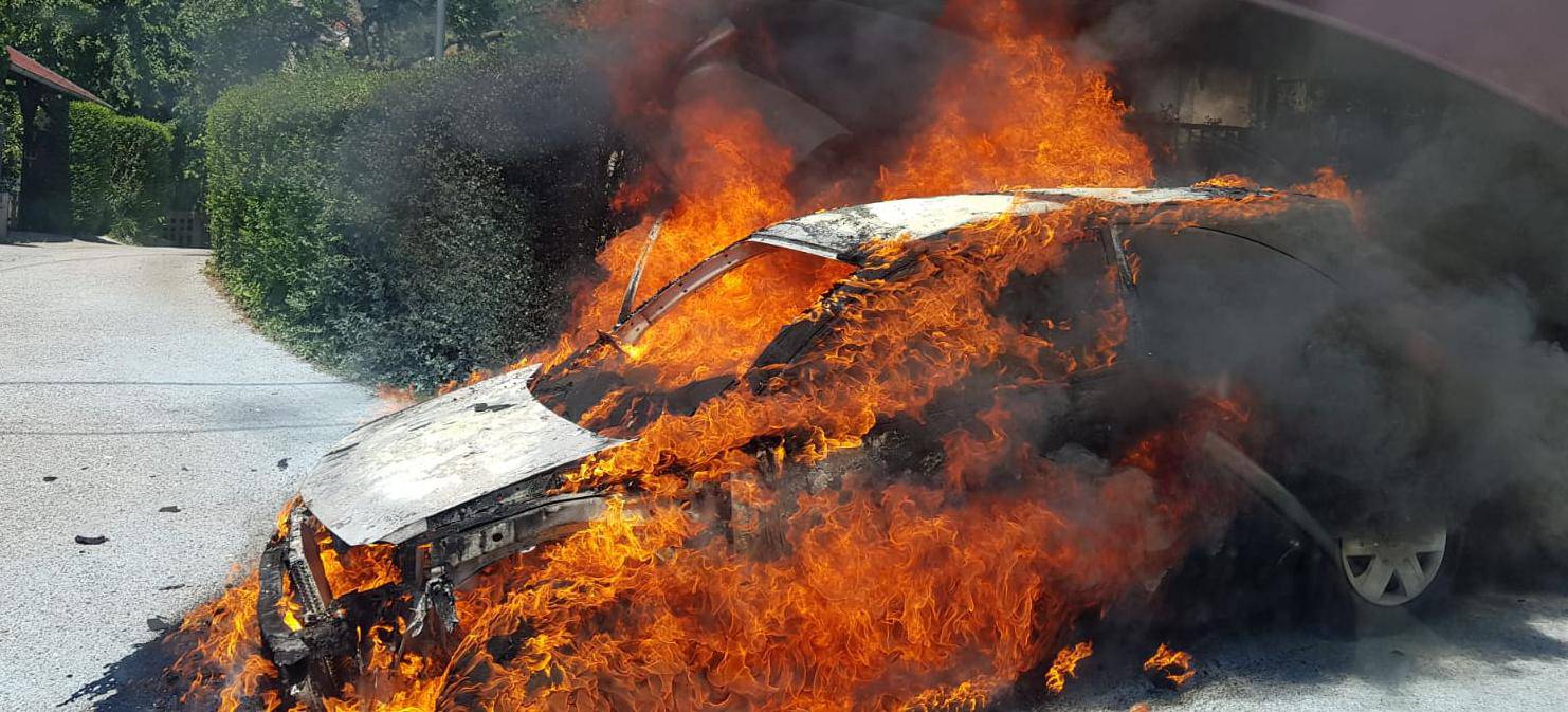 Video: Auto gorio u Šestinama, po cesti se slijevao benzin...