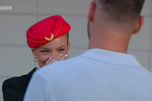 'Gospodin Savr&scaron;eni' Karlo i stjuardesa Helena se poznaju!