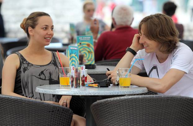 ARHIVA 2010. Zadar: Luka Modri? sa suprugom Vanjom i prijateljima na pi?u na Kalelargi