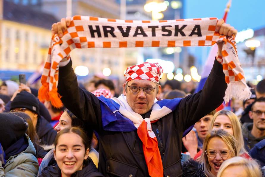Zagreb: Počelo okupljanje građana za svečani doček rukometnih reprezentativaca nakon osvojene bronce na Europskom prvenstvu