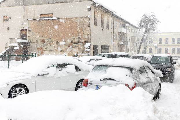Gospić pod debelim snijegom, jutros izmjerena 23 centimetra