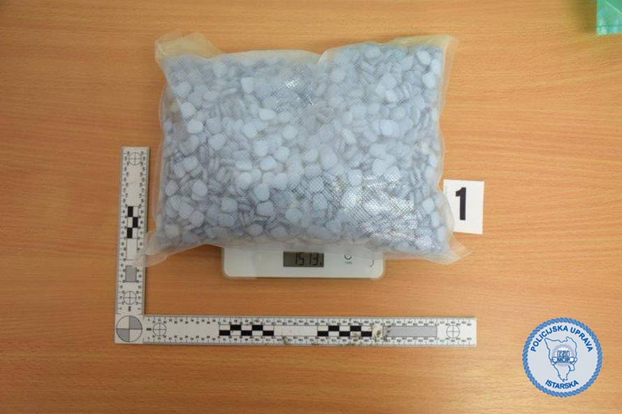 Udario policijski auto u Puli, pa u bijegu bacio vrećicu s drogom