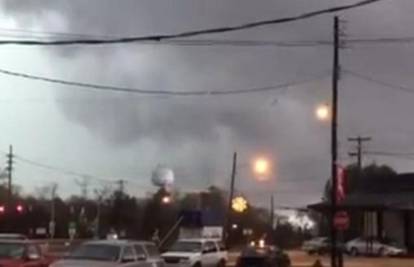 Tornado ubio četvero ljudi, tisuće ljudi ostale bez struje 