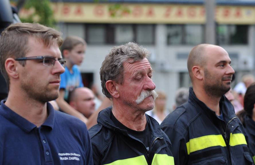 Zagrebački vatrogasci se uz zvukove sirena vratili u Savsku