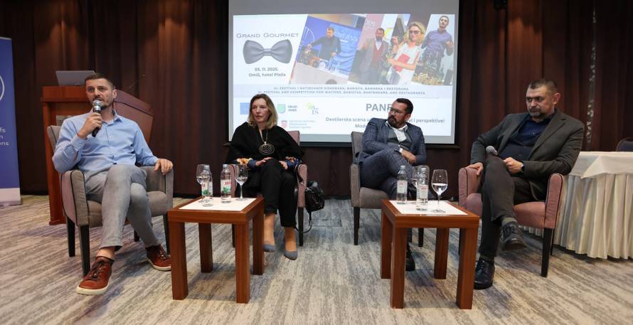 Žižula koktel služi se s pačjim prsima u finom umaku od kave