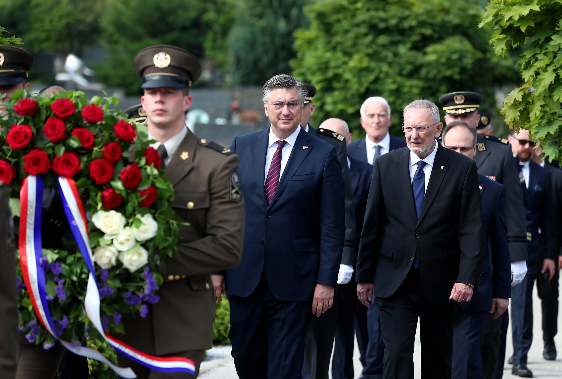 Zagreb: Andrej Plenković i suradnici  položili vijence na Mirogoju povodom dana Hrvatske vojske