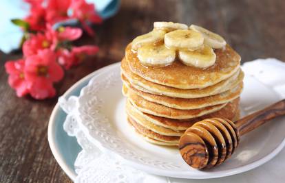 Zdrave palačinke s bananom odlična su ideja su za doručak