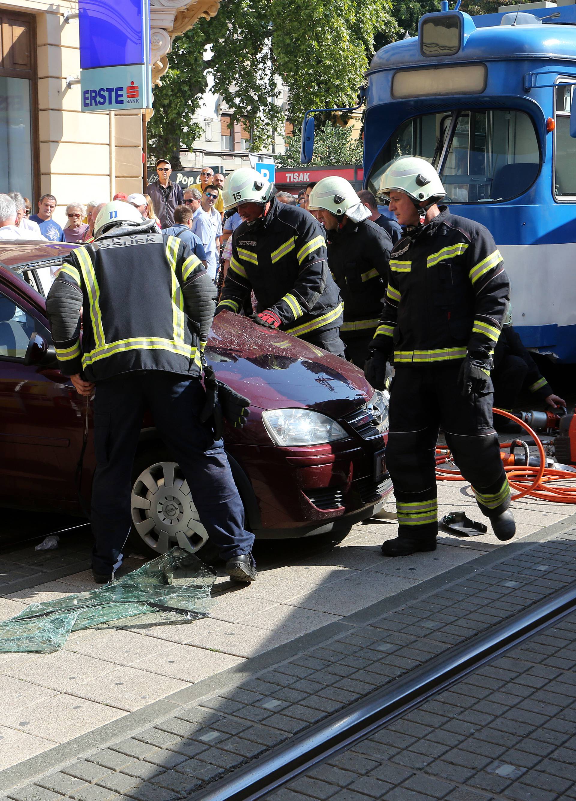 Ozlijeđene su dvije trudnice: U Osijeku tramvaj naletio na auto