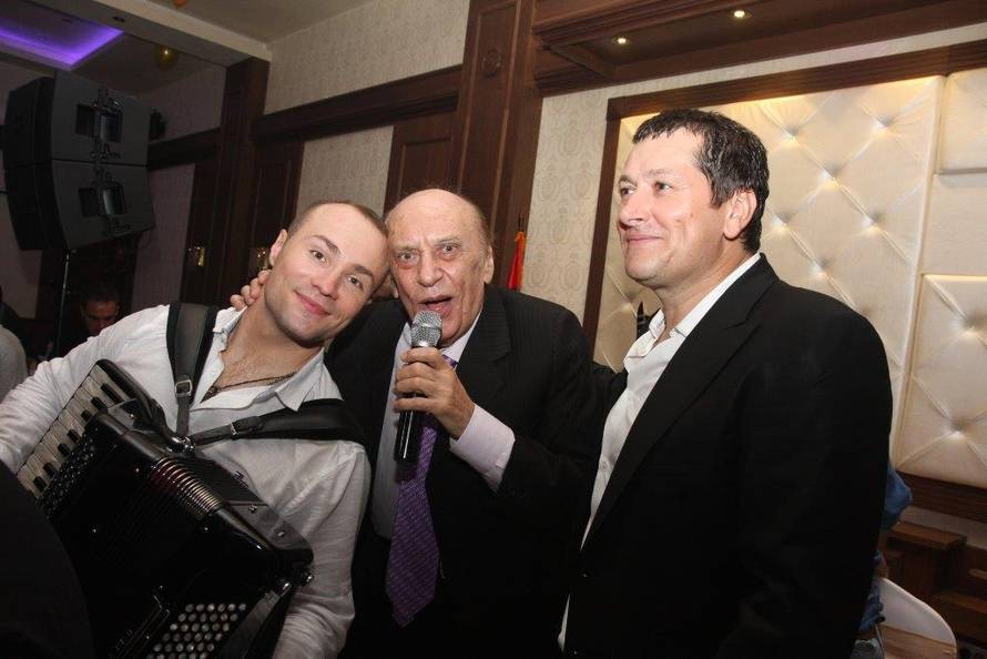 Za njega kažu da je najzgodniji harmonikaš regije: Svirao Luki Modriću, nastupao s Brenom...